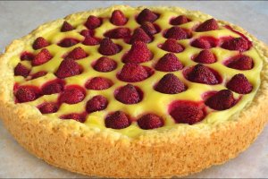 Песочный пирог с клубникой (видео)