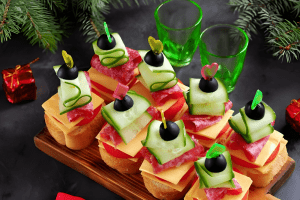 Канапе с колбасой и сыром: рецепт традиционной новогодней закуски