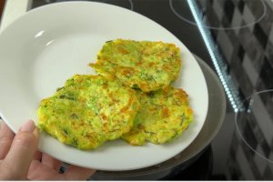 Кабачковые оладьи с сыром (видео)