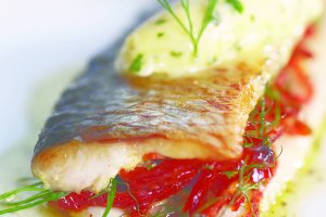 Жареная норвежская сельдь с дижонской горчицей и помидорами