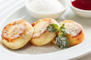 Яблочные сырники: рецепт нежнейших сырников в духовке