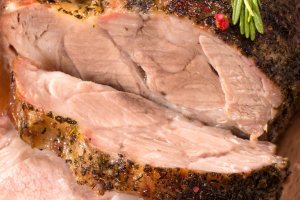 Домашняя буженина в духовке: вкус, который создает праздничное настроение (видео)