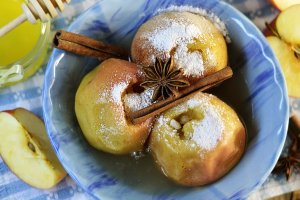 Печеные яблоки в духовке (видео)