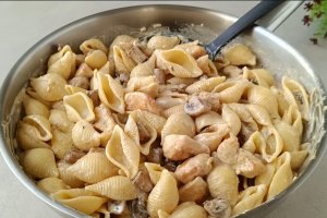 Макароны с курицей и грибами в сливочном соусе (видео)