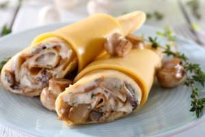 Млинці з м’ясом і грибами: ідеальна закуска до новорічного столу (відео)