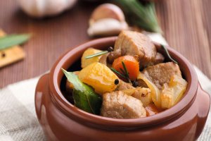 Как приготовить жаркое в горшочках: 7 простых шагов