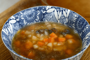 Суп з сочевицею та чорносливом (відео)