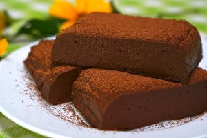 Апетитний смаколик до свята: шоколадно-яблучний десерт для новорічного столу (відео)