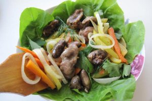 Тёплый салат с куриными сердечками и рукколой