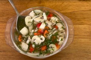 Мариновані грибочки: смачна закуска до різдвяного столу (відео)