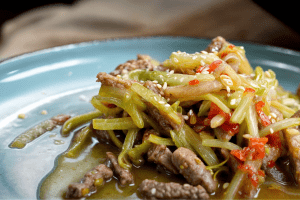 Теплый салат из пекинской капусты с азиатскими нотками (видео)