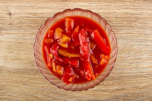 Перець з хвостиками у томатному соку