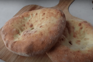 Вместо магазинного хлеба: мягкий и пышный лаваш выпекается всего 8 минут (видео)