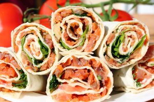 Ролл из лаваша с лососем и авокадо