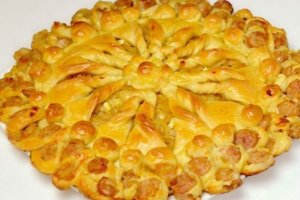 Рецепт дня: пирог "Плетенка" с капустой и колбасками