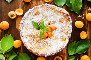 Нежный абрикосовый пирог на молоке и кефире