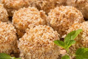 Праздничные чесночно-сырные шарики с сочной грушей (видео)