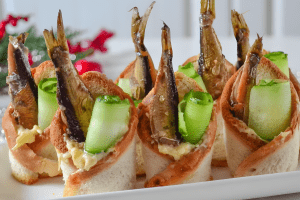 Оригінальна закуска зі шпротів на Новий рік: гості проситимуть рецепт (відео)