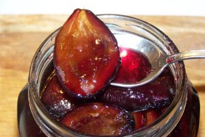 Консервированные сливы в карамели