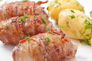 Новорічні курячі рулетики в беконі: святкове тепло на вашому столі (відео)