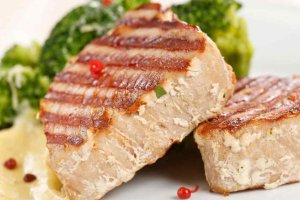 Тунець з овочами в духовці (відео)