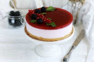 Йогуртовый торт с ягодами без выпечки