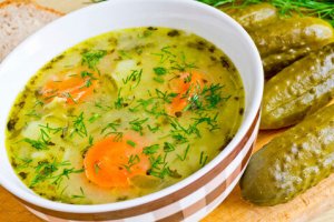 Простой суп с солёными огурцами