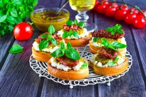 Канапки з вершковим сиром та в'яленими помідорами (відео)