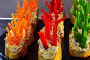 Холодна закуска на Новий рік: ця страва з багета прикрасить ваш стіл і здивує гостей (відео)