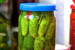 Огурцы под капроновой крышкой (видео)