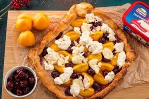 На скорую руку: абрикосово-вишневая слойка с творожным сыром