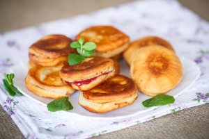 Сметанные оладьи с начинкой из варенья
