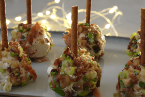 Вкусная закуска из сыра и бекона к Новому году (видео)