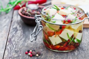 Брынза в винно-луковом маринаде