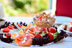 Салат с тунцом и креветками: идеальное блюдо для праздничного стола