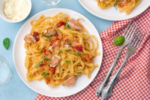 Паста з лососем, помідорами та базиліком