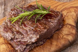 Соковита яловичина цільним шматком: головна м’ясна страва без жодного пересушування (відео)