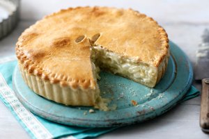 Економ-меню: пиріг з плавленим сиром та цибулею