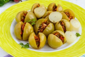 Маринованные зеленые помидоры с чесноком (видео)