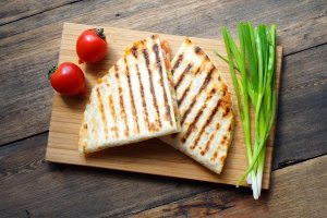 Что приготовить на завтрак: кесадилья с овощами, грибами и курицей