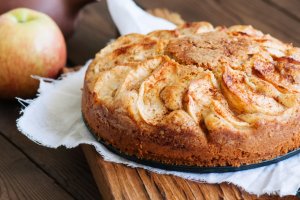 Яблучний пиріг на кефірі (відео)