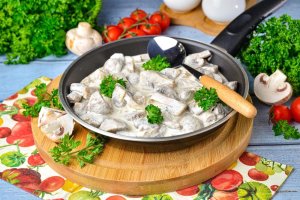 Смажені гриби з цибулею та сметаною (відео)