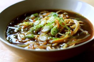 Азиатский суп на курином бульоне с кукурузой