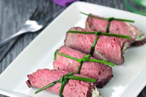 Ростбиф с хреном и огурцами