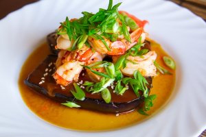 Баклажаны с креветками и соусом