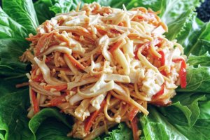 Салат с крабовыми палочками и морковью по-корейски: готовится просто и быстро