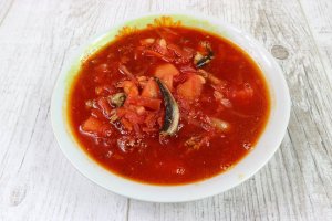 Пісний борщ з квасолею та кількою (відео)