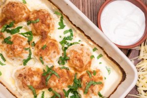 Нежные куриные шарики в сырно-сливочном соусе