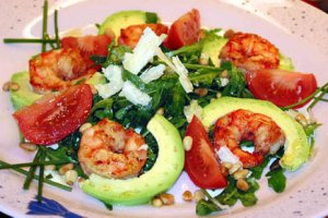 Салат с рукколой, креветками и помидорами