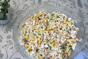 Салат с лапшой быстрого приготовления и крабовыми палочками (видео)